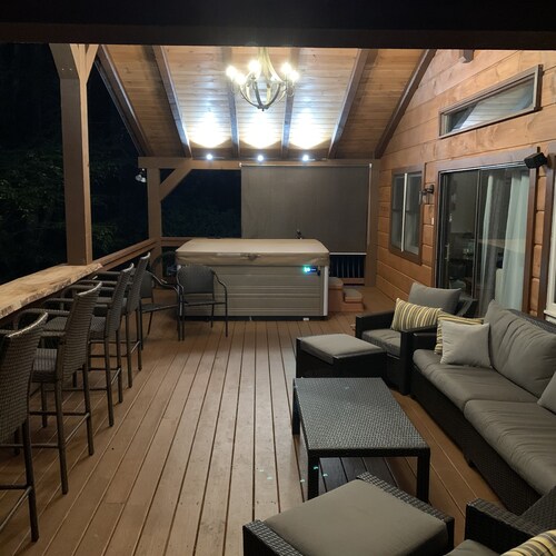 Riverfront, Hot tub, shared pool, minutes to slopes with large covered deck!