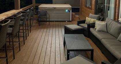 Riverfront, Hot tub, shared pool, minutes to slopes with large covered deck!