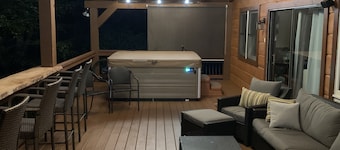 Riverfront, Hot tub, shared pool, minutes to slopes with large covered deck!