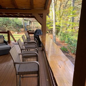 Outdoor dining - Riverfront, Hot tub, shared pool, minutes to slopes with large covered deck! (Banner Elk)