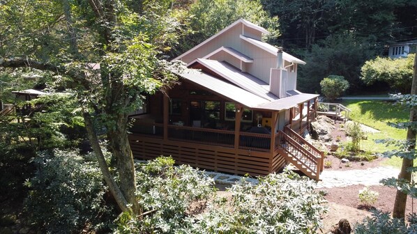 Exterior - Riverfront, Hot tub, shared pool, minutes to slopes with large covered deck! (Banner Elk)