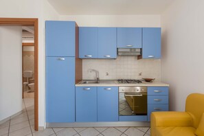 Refrigerador, placa de cocina, utensilios de cocina