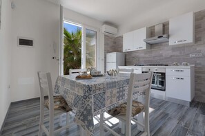 Refrigerador, horno, placa de cocina, utensilios de cocina