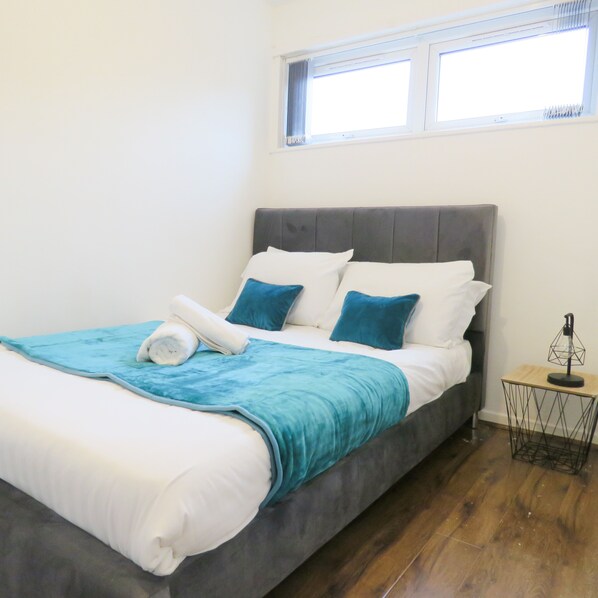 Classic House | 4 bedrooms, individually decorated, individually furnished - Tudors eSuites Five Ways Terrace Parking (Birmingham)