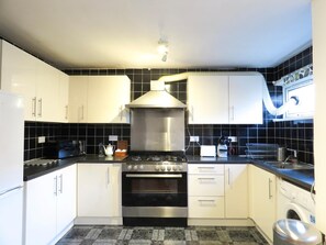 Classic House | Private kitchen | Oven, cookware/dishes/utensils - Tudors eSuites Five Ways Terrace Parking (Birmingham)
