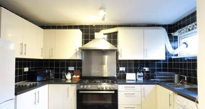 Tudors eSuites Five Ways Terrace Parking