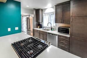 Frigorifero, microonde, forno, piano cottura