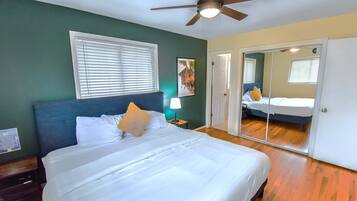 3 soverom, skrivebord, strykejern/-brett og reiseseng for barn