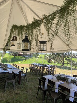Outdoor dining - Serene Retreat Nestled in the pines- private & relaxing; Microweddings; Reunions (Colorado Springs)