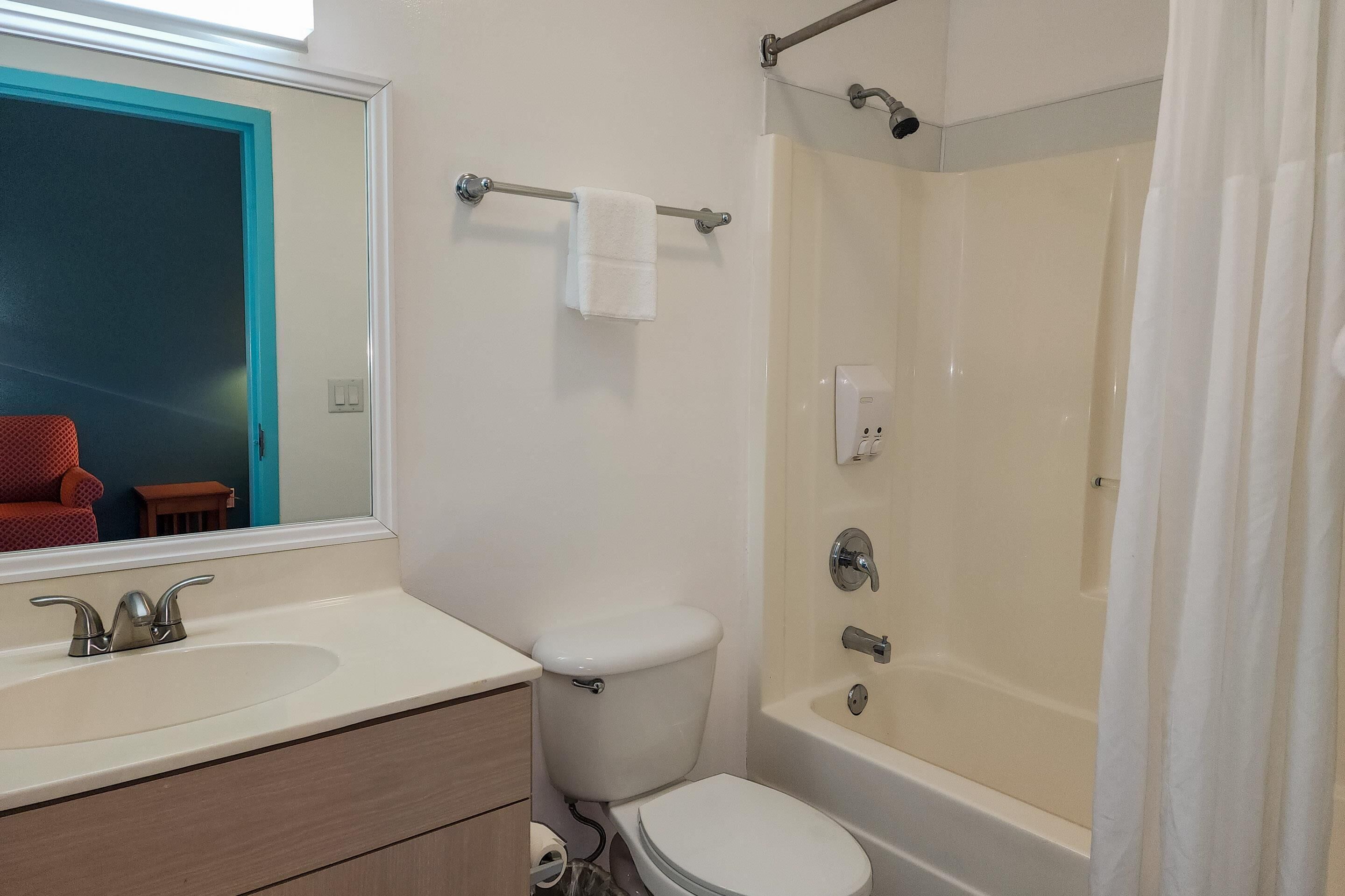 Ein Badezimmer mit Toilette, Waschbecken und Badewanne.