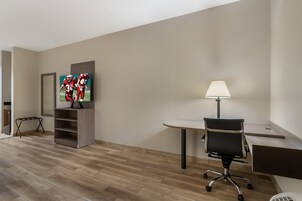 Escritorio, espacio para trabajar con laptop y cortinas blackout 