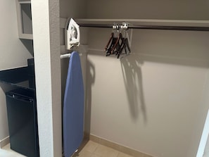 Escritorio, espacio para trabajar con un portátil, cortinas opacas