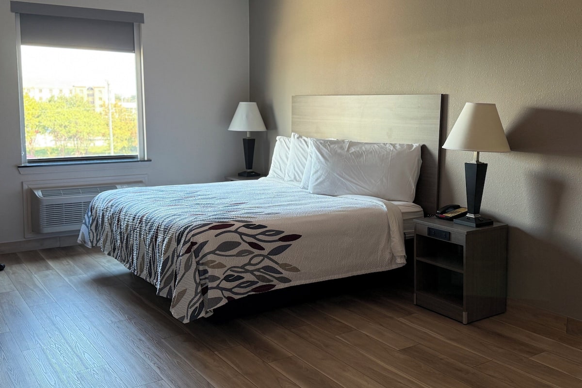 Deluxe Room, 1 King Bed, Non Smoking | Desk, laptop workspace, blackout drapes, rollaway beds