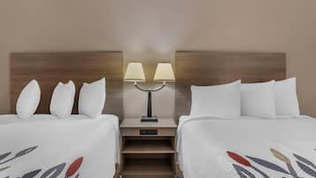 Deluxe-huone, 2 keskisuurta parisänkyä, tupakointi kielletty | Työpöytä, kannettavalle tietokoneelle sopiva työtila, pimennysverhot