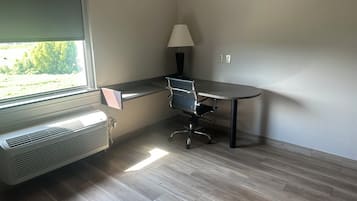 Habitació superior, 1 llit de matrimoni gran, no fumadors | Escriptori, espai de treball apte per a portàtils i cortines opaques
