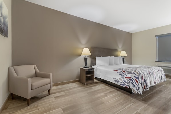 Escritorio, espacio para trabajar con un portátil, cortinas opacas