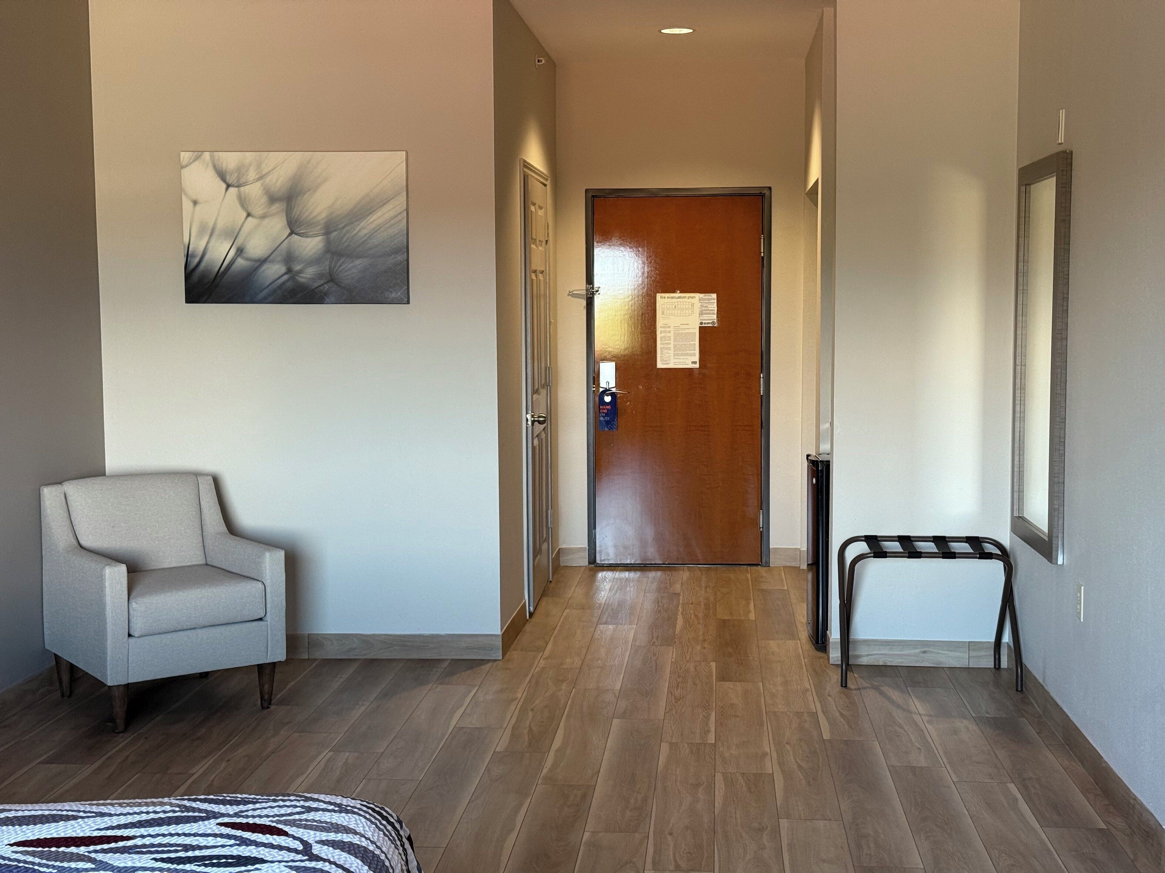 Deluxe Room, 1 King Bed, Non Smoking | Desk, laptop workspace, blackout drapes, rollaway beds