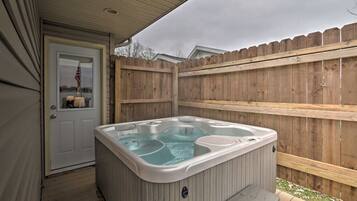 Tina de hidromasaje al aire libre