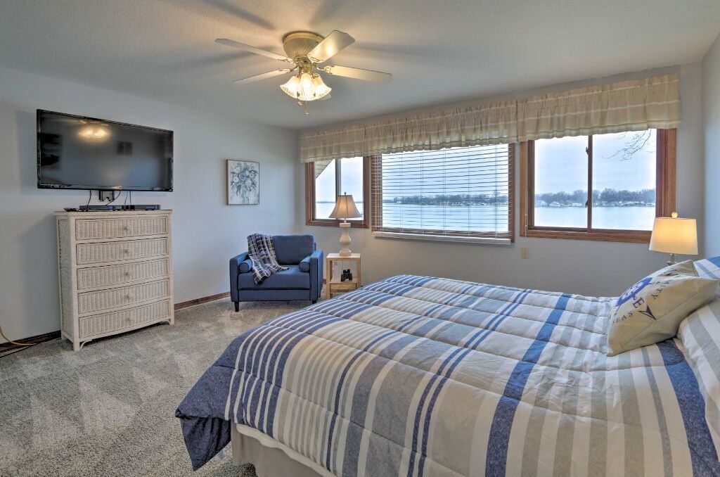 4 bedrooms, iron/ironing board, WiFi (free), bed sheets