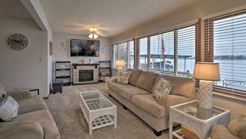 Smart TV, chimenea, reproductor de DVD y tenis de mesa