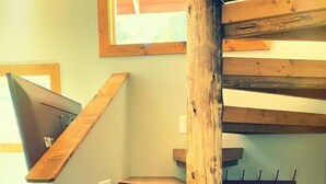Eine Wendeltreppe mit Holzhinweisstufen und einem hölzernen Geländer.