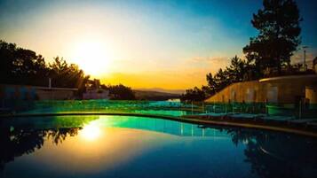 Inomhuspool och utomhuspool