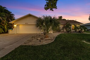 Exterior - Outdoor Kitchen, Pet-friendly, Pool & Hot tub - Villa Tropical Paradise - Roelens Vacations (Cape Coral)