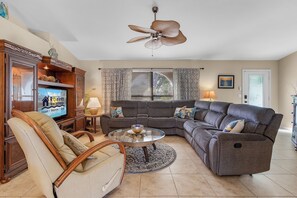 TV, DVD player - Outdoor Kitchen, Pet-friendly, Pool & Hot tub - Villa Tropical Paradise - Roelens Vacations (Cape Coral)