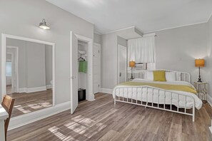 2 slaapkamers, een bureau, een strijkplank/strijkijzer, reisbedje