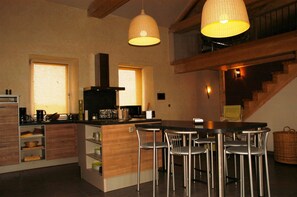 Een koelkast, een microgolfoven, een oven, een kookplaat