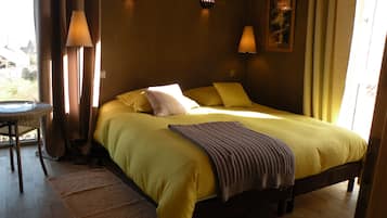 3 bedrooms, iron/ironing board, travel cot, WiFi