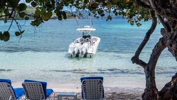 Plage privée, chaises longues, parasols, serviettes de plage
