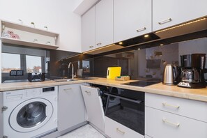 Studio, keittiö | Yksityinen keittonurkkaus | Mikroaaltouuni, astianpesukone, kahvin-/teenkeitin, vedenkeitin