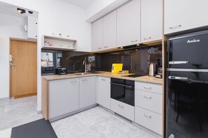 Mikroaaltouuni, astianpesukone, kahvin-/teenkeitin, vedenkeitin