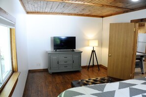 4 makuuhuonetta, silitysrauta/-lauta, ilmainen Wi-Fi, vuodevaatteet