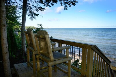 Large Remodeled 4Bed/2Bath retreat with access to snowmobile trails from house