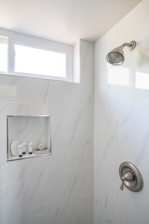 Suihku, hiustenkuivaaja, pyyhkeet, saippua