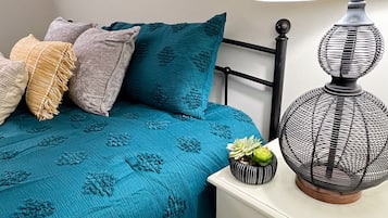 1 quarto, ferros/tábuas de passar roupa, berço de viagem
