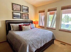 3 habitaciones, tabla de planchar con plancha y cuna de viaje 