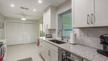 Kjøleskap, mikrobølgeovn, ovn og kokeplater