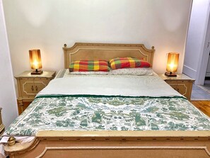 2 habitaciones, caja de seguridad en la habitación y escritorio 