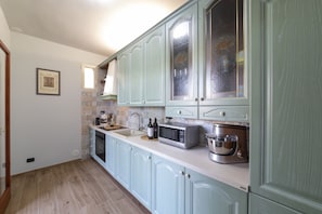 Fridge, microwave, oven, stovetop - Villa dei Colori, for families and groups of friends, in the hills of Monopoli (Monopoli)