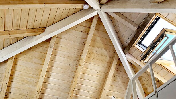 A high ceiling with wooden beams and a skylight. - Casa Pescador Peniche (Peniche)