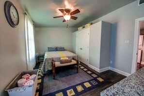 2 bedrooms, free WiFi, bed sheets - Brighton Bungalow | Historic Town Square Charm • Near Memphis • Sleeps 6 (Brighton)