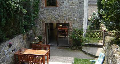 Spacious, comfortable 4-person house Joint heated pool/fireplace, garden.