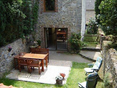 Spacious, comfortable 4-person house Joint heated pool/fireplace, garden.