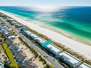 Rannalla, aurinkotuoleja