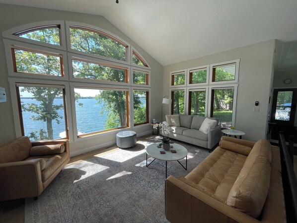 Smart-tv, eldstad, ett bordtennisbord och böcker