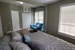 3 bedrooms, desk, WiFi, bed sheets