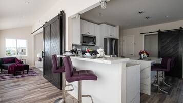 Réfrigérateur, four à micro-ondes, un four, surface de cuisson